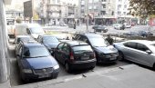 DIVLJI PARKING TERA PEŠAKE: Načičkani automobili ispred Čumićevog sokačeta kod ulaza iz Dečanske ulice (VIDEO)