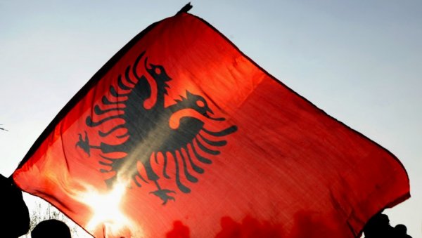 ПОКУШАВАЈУ ДА ПОШАЉУ ПОРУКУ? На Косову и Метохији обележен Дан заставе, ове године их је више него икада