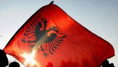 NOVA SRAMNA PROVOKACIJA: Postavio albanske zastave usred srpskog sela kod Gnjilana, ljudi uznemireni! (FOTO)