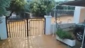 AUTOMOBILI PLUTALI ULICAMA: Haos na Kritu, poplavljeno stotine domova (FOTO/VIDEO)