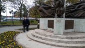 ВЕНЦИ КРАЈ СПОМЕНИКА ПАЛИМ ШУМАДИНЦИМА: Поводом Дана примирја челници Крагујевца положили цвеће