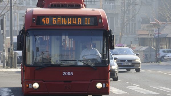 ИНЦИДЕНТ У БЕОГРАДУ: Закаснио да уђе у тролејбус, па из револта полупао врата (ФОТО)