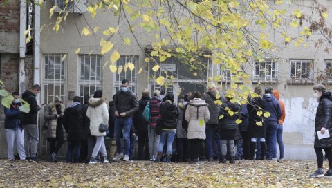 ОГРОМНЕ ГУЖВЕ ИСПРЕД КОВИД АМБУЛАНТИ: Десетине Београђана чека ред за тестирање (ФОТО)