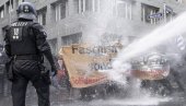 VODENI TOPOVI PROTIV DEMONSTRANATA: Policija rasturila protest u Frankfurtu zbog antiepidemijskih mera (FOTO)