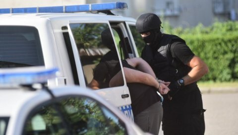 РАЗБИЈЕНА ОРГАНИЗОВАНА КРИМИНАЛНА ГРУПА: Акцијом полиције ухапшене четири особе осумњичене да су починили више кривичних дела у ЕУ
