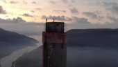 NIJE ZA ONE SA SLABIM SRCEM: Mladić (19) se popeo na dimnjak visok 340 metara, sve je snimio dronom (VIDEO)