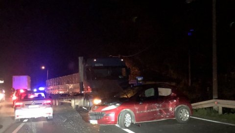 САОБРАЋАЈКА НА ИБАРСКОЈ: Судар камиона и пежоа, саобраћај у застоју, од силине ударца ауто се заротирао