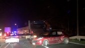 SAOBRAĆAJKA NA IBARSKOJ: Sudar kamiona i pežoa, saobraćaj u zastoju, od siline udarca auto se zarotirao