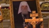 ПОЧАСТ ИРИНЕЈУ ОДАЈЕ СЕ У СВИМ КРАЈЕВИМА СВЕТА: У Москви одржан помен Патријарху (ВИДЕО)