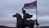 INCIDENT U GRAČANICI: Pokušali da skinu srpsku trobojku, pa bacili molotovljev koktel na spomenik Miloša Obilića!
