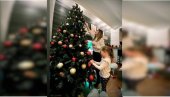SVE SE SIJA KADA KITI KIJA:  Kristina Kockar ukrasila novogodišnju jelku