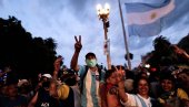 РЕКЕ ЉУДИ НА ФУДБАЛСКОМ ХОДОЧАШЋУ: Хиљаде Аргентинаца кренуло да се поклони Ел Пибеу (ГАЛЕРИЈА)