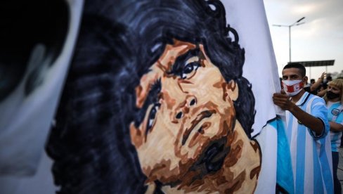 ČOVEČE, GDE ĆE TI DUŠA: Novinar brutalno vređao Maradonu dan nakon njegove smrti (VIDEO)