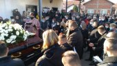 „TATA, VOLIM TE NAJVIŠE“: Nakon reči sina preminulog Bojana Zlatanovića jauk se prolomio grobljem
