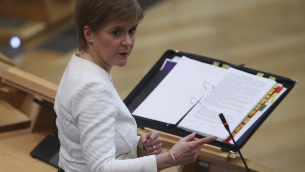 СТАРЏЕН ЧЕКА ДАЉУ ИСТРАГУ: Бивша шкотска премијерка пуштена на слободу