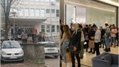 ДВЕ СЛИКЕ СРБИЈЕ: Редови испред ковид амбуланти и редови испред бутика - или шта није у реду са нама? (ФОТО)