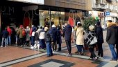 ЛУДИЛО ЦРНОГ ПЕТКА И У НИШУ: Грађани чекају у редовима да уђу у шопинг центар (ФОТО)