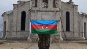 NOVO IŽIVLJAVANJE: Vojnik Azerbejdžana razvija zastavu pred uništenom hrišćanskom crkvom (VIDEO)