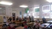СКАНДАЛ У ОСНОВНОЈ ШКОЛИ У УЛЦИЊУ: Деца на захтев учитељице опонашала орла са албанске заставе!