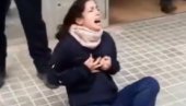 UZNEMIRUJUĆI VIDEO: Policija ispred kovid centra ženu savladala šokerom