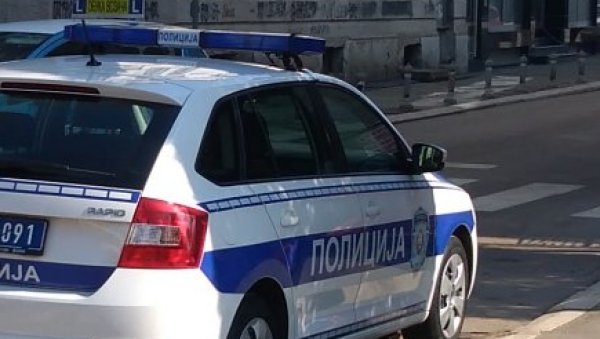 ПОЛУПАО СТАКЛА, ПА ПОБЕГАО: Голфом ударио у салон у Братунцу