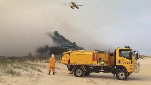 БЕСНЕ ПОЖАРИ У АУСТРАЛИЈИ: Људи се склањају на оближње плаже - велики број ватрогасаца се боре са ватреном стихијом