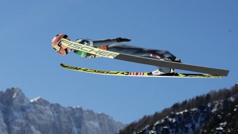 СПЕКТАКЛ БЕЗ ГЛЕДАЛАЦА: Балон за скијашке летове на Планици