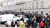 OTPIS DUGOVA I POMOĆ NAJUGROŽENIJIMA: Protest malih privrednika ispred Ministarstva