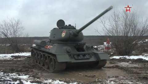 СОВЈЕТСКА ЗВЕР ЈОШ ГАЗИ: Легендарни Т-34 на зимским маневрима (ВИДЕО)