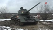 SOVJETSKA ZVER JOŠ GAZI: Legendarni T-34 na zimskim manevrima (VIDEO)