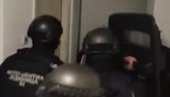 POGLEDAJTE SNIMAK MUNJEVITE AKCIJE INTERVENTNE: Pohapsili razbojnike dok su bili u krevetu, nisu stigli ni da se obuku (VIDEO)
