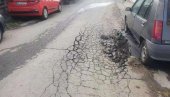 GRAĐEVINSKE MAŠINE UNIŠTILE ASFALT: Žitelji Ulice Ivana Gradinka na Zvezdari nedeljama vode borbu sa kraterima