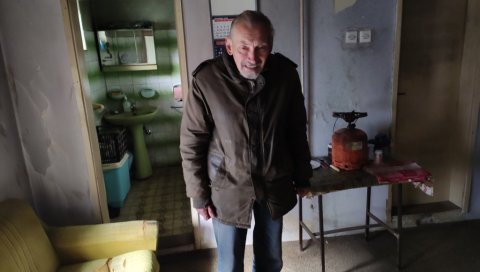 БЕЗ СТРУЈЕ И ГРЕЈАЊА 13 ГОДИНА: Зрењанинац Милан Момирски деценију живи уз свећу у хладној кући