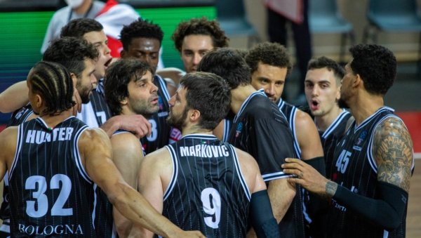 И ТО СЕ ДЕСИЛО: Италијани чекали годину дана пренос кошарке, прекинули га због скупштине (ФОТО)