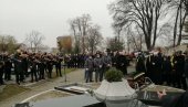 NAJPOTRESNIJI TRENUTAK NA DŽEJEVOJ SAHRANI: Muk na Novom groblju, prijatelji odali poslednju počast velikanu srpske folk scene (FOTO/VIDEO)
