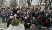 ADIL KLEČI KRAJ DŽEJEVOG GROBA: Tužan prizor na sahrani velikana srpske folk scene (VIDEO)