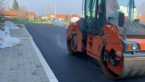 РАДОВИ У ЈЕКУ: У току реконструкција школско-спортске хале у Лапову - асфалтира се противпожарни пут