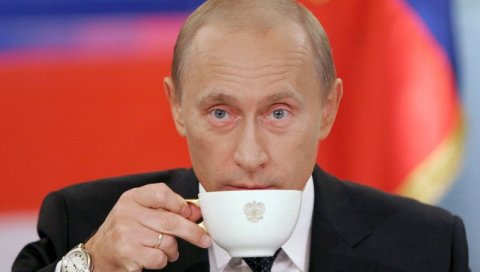 СИБИРСКИ ЕЛИКСИР: Шта је Путин пио током маратонске конференције? (ВИДЕО)