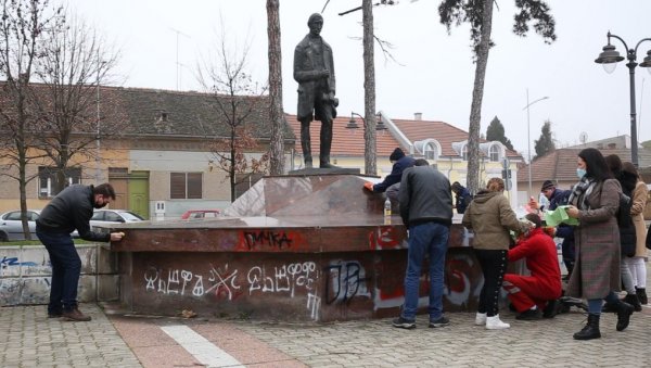 РЕАКЦИЈА МЛАДИХ ВРШЧАНА: Очистили оскрнављени споменик Јовану Стерији Поповићу