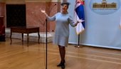 SME LI SE TAMO RAZBITI ČAŠA?: Nesvakidašnja scena, Ana Bekuta zapevala u Skupštini (VIDEO)