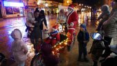 IZ LAPONIJE STIGAO U NEGOTIN: Deda Mraz na biciklu deli poklone (FOTO)