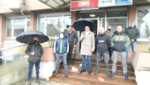 СТРУЈЕ НЕМА, ШТЕТА ОГРОМНА: Протест пред дирекцијом ЦЕДИС у Беранама, због петодневног нестанка струје на северу Црне Горе