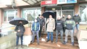 СТРУЈЕ НЕМА, ШТЕТА ОГРОМНА: Протест пред дирекцијом ЦЕДИС у Беранама, због петодневног нестанка струје на северу Црне Горе