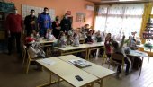 VEROM I HUMANOŠĆU DO 250 DEČIJIH OSMEHA: Podeljeni novogodišnji paketići  mališanima u tivatskim osnovnim školama