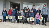 PAKETIĆI OD SRCA: U Šapcu darovi uručeni mališanima u zdanjima socijalnog stanovanja