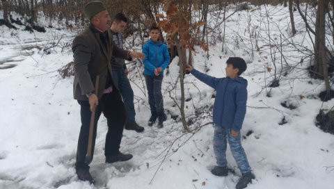 ПО ОБИЧАЈИМА ПРЕДАКА: Суботићи у Руњанима, по снегу, већ почели припреме за Божић (ФОТО)