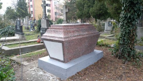 REPLIKA SARKOFAGA NA VEČNOJ KUĆI ROZENŠILDA: Na Uspensko groblje u Novom Sadu vraćeno obeležje groba ruskog carskog oficira Tevtonskog reda