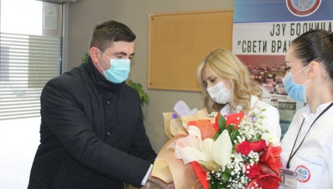 СВИМА ПО 500 КМ: Градоначелник Бијељине даровао бебе рођене 1. јануара