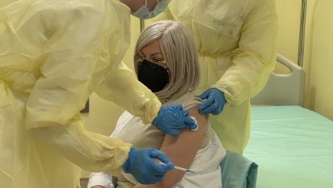 ПОЧЕЛА ВАКЦИНАЦИЈА У КЦВ: Фајзерова вакцина за 500 здравствених радника