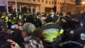 POČELI SUKOBI U AMERICI: Trampove pristalice krenule na policiju! (VIDEO)